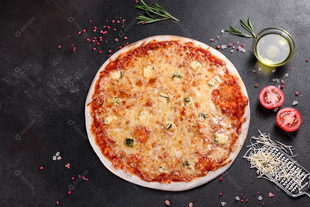 Deliciosa pizza sobre a mesa