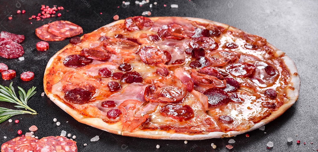 Deliciosa pizza sobre a mesa