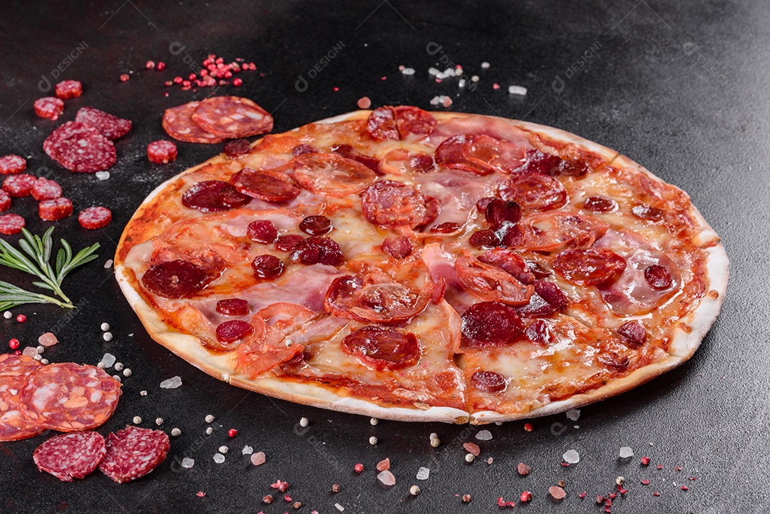 Pizza deliciosa sobre fundo isolado