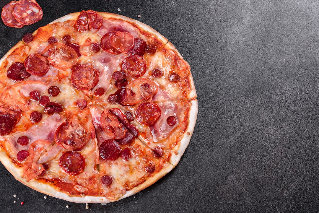 Pizza deliciosa sobre fundo isolado