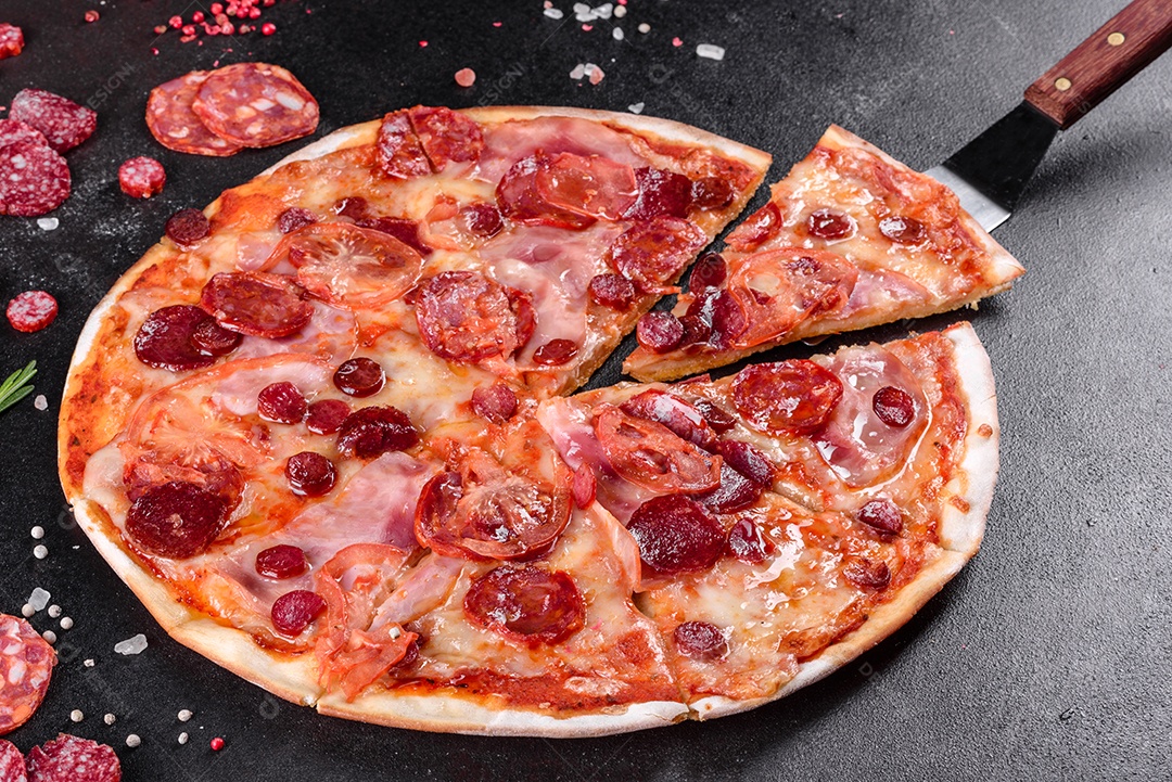 Pizza deliciosa sobre fundo isolado