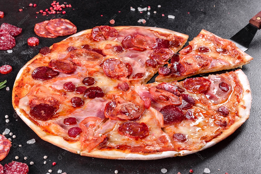 Pizza deliciosa sobre fundo isolado