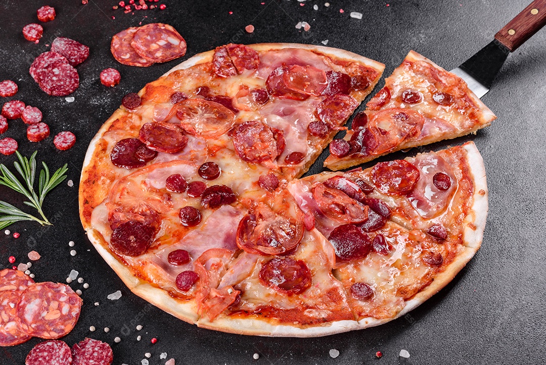 Pizza deliciosa sobre fundo isolado