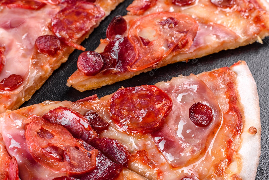 Pizza deliciosa sobre fundo isolado