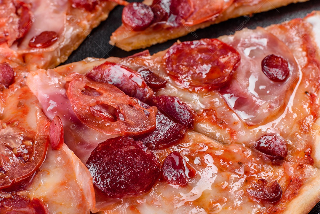 Pizza deliciosa sobre fundo isolado