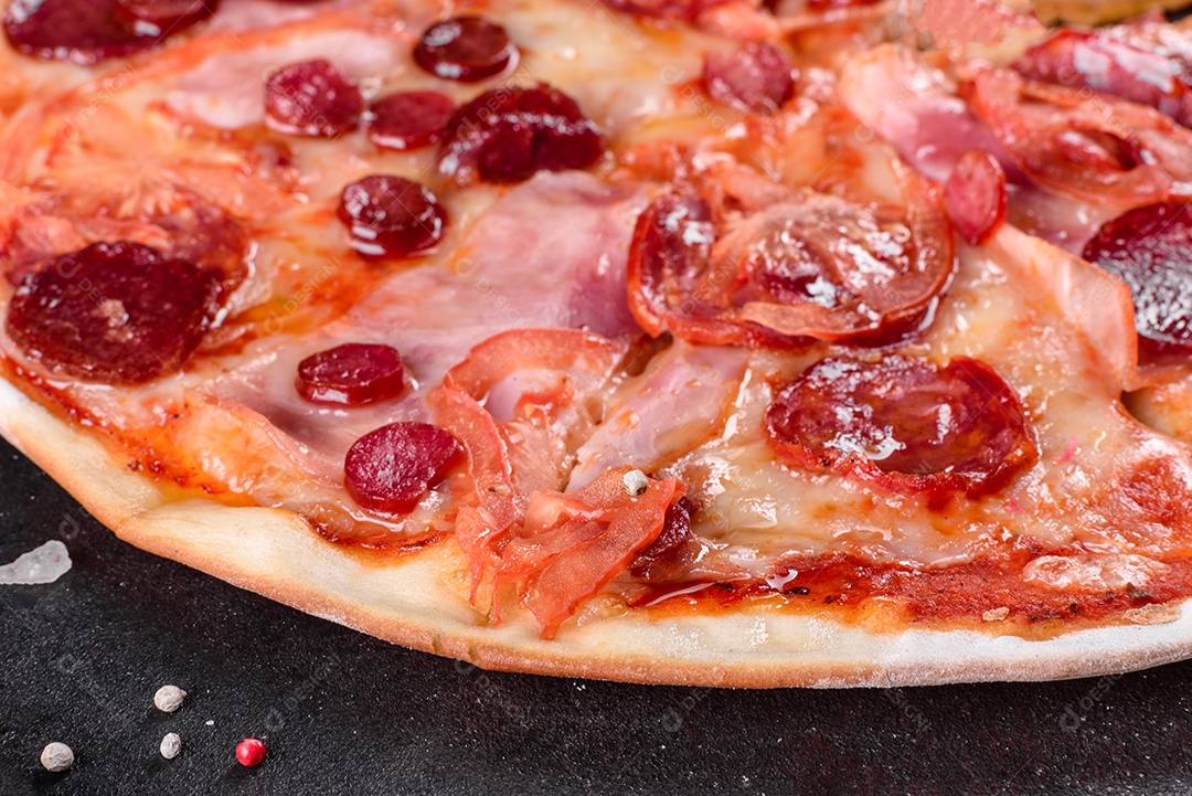 Pizza deliciosa sobre fundo isolado