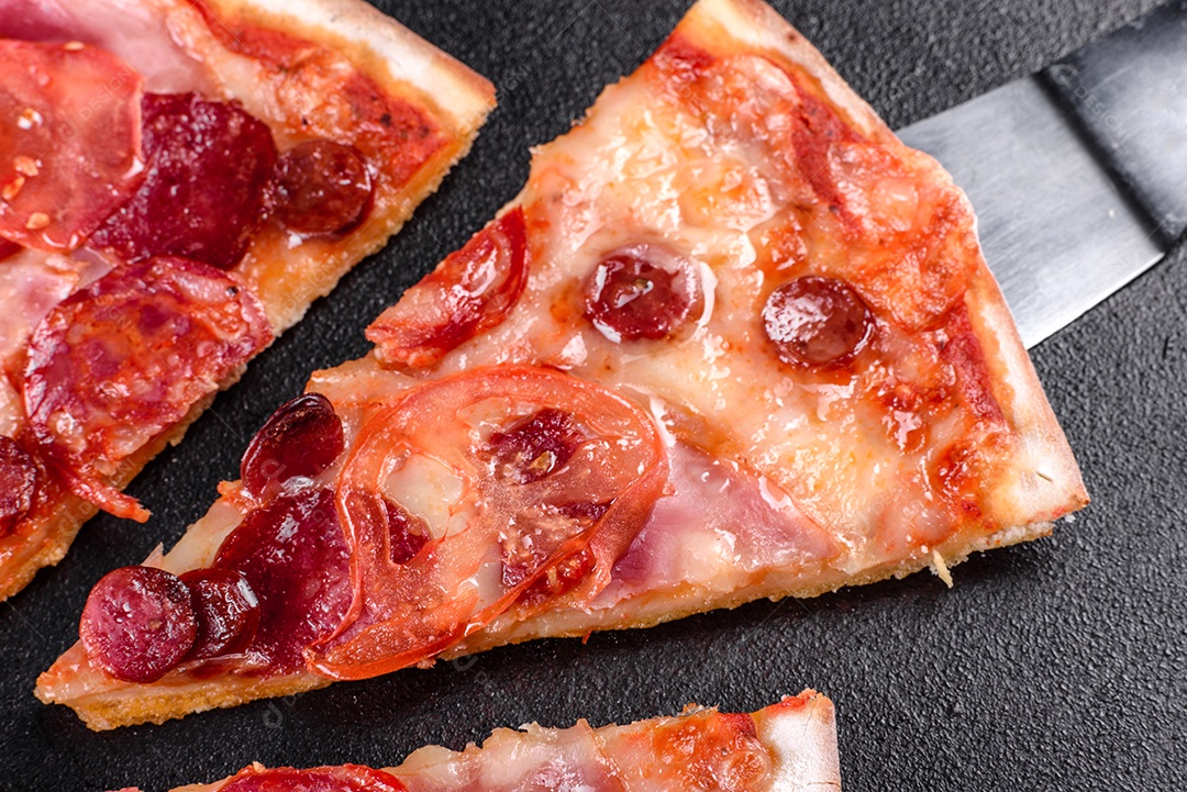 Pizza deliciosa sobre fundo isolado