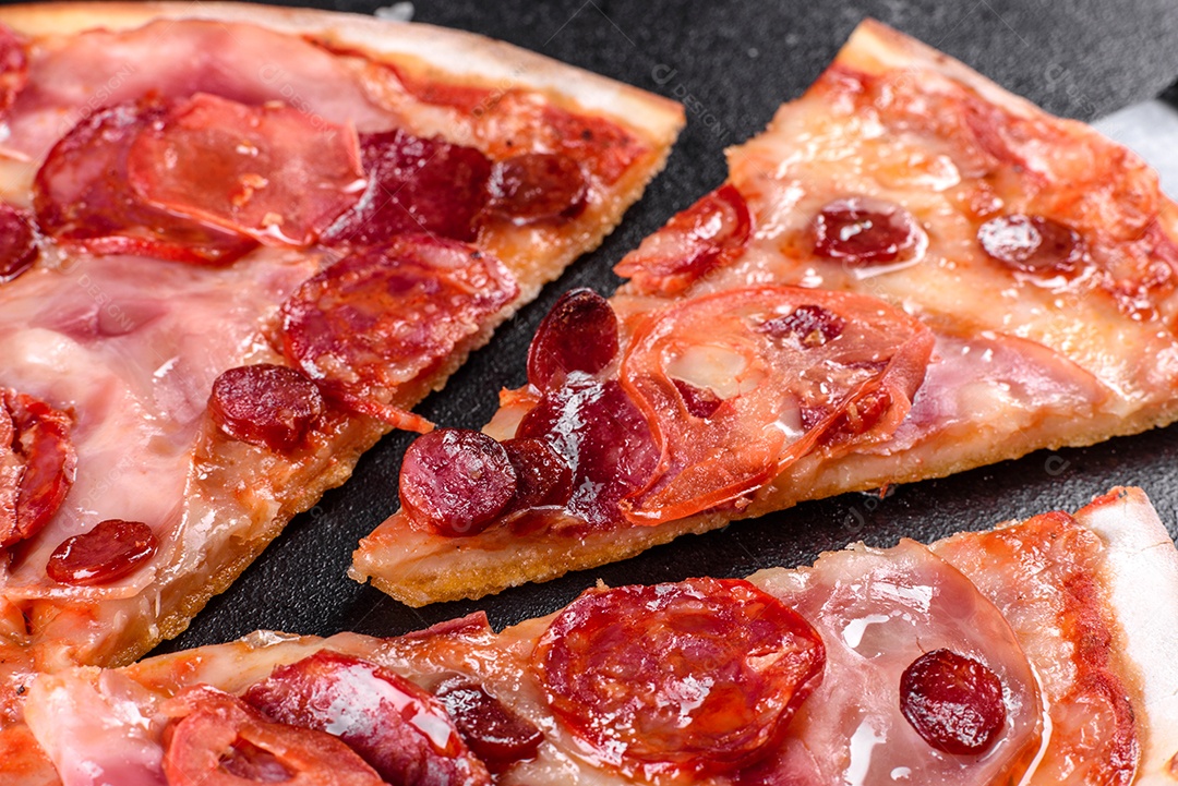 Pizza deliciosa sobre fundo isolado