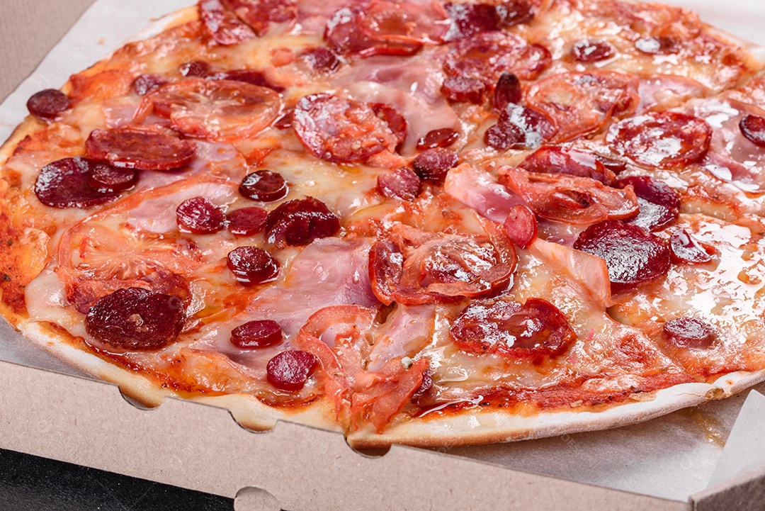 Pizza deliciosa sobre fundo isolado