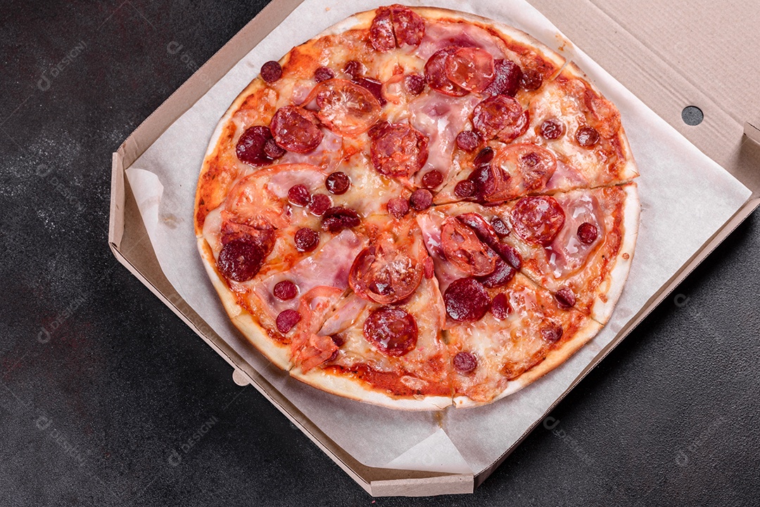 Pizza deliciosa sobre fundo isolado