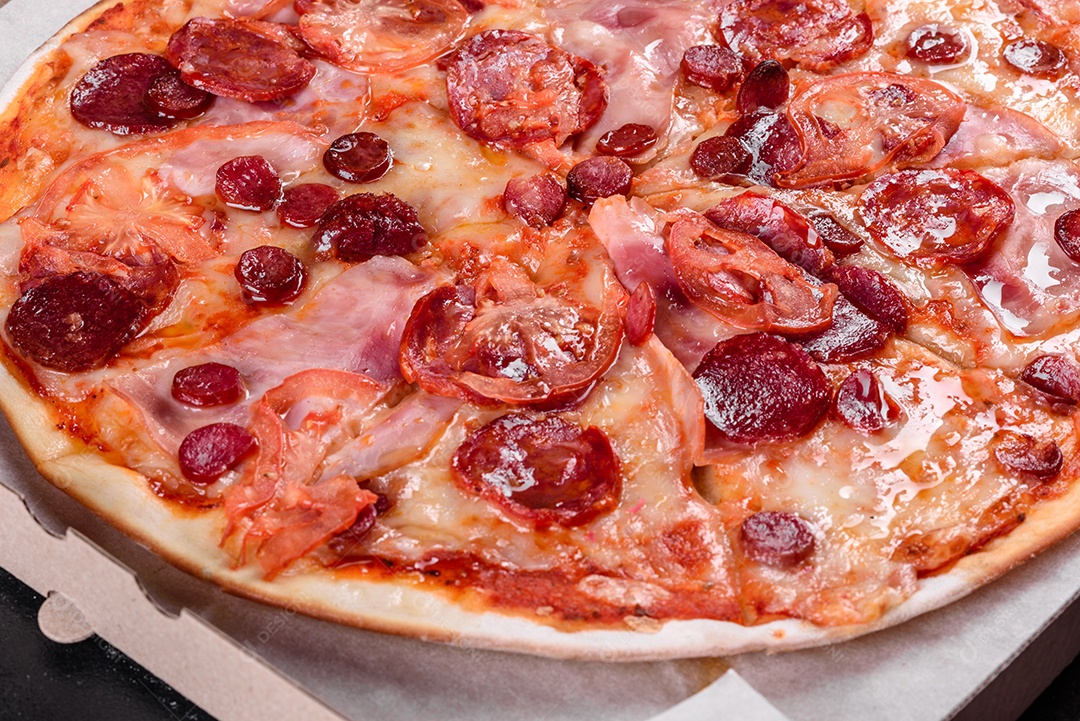 Pizza deliciosa sobre fundo isolado