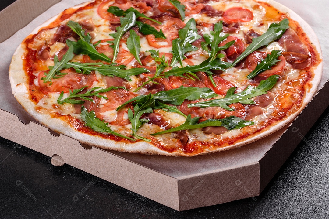 Pizza deliciosa sobre fundo isolado