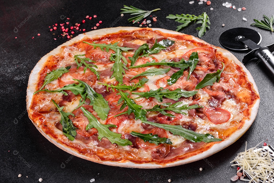 Deliciosa pizza sobre a mesa