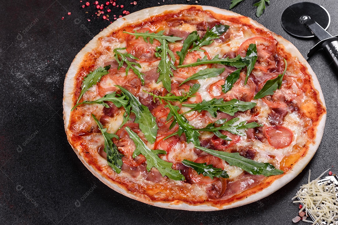 Deliciosa pizza sobre a mesa