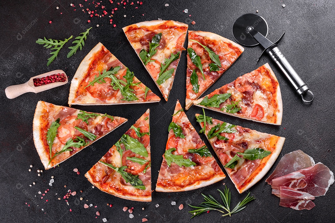 Deliciosa pizza sobre a mesa