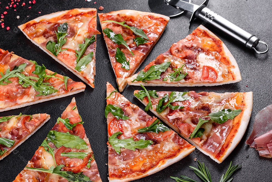 Deliciosa pizza sobre a mesa