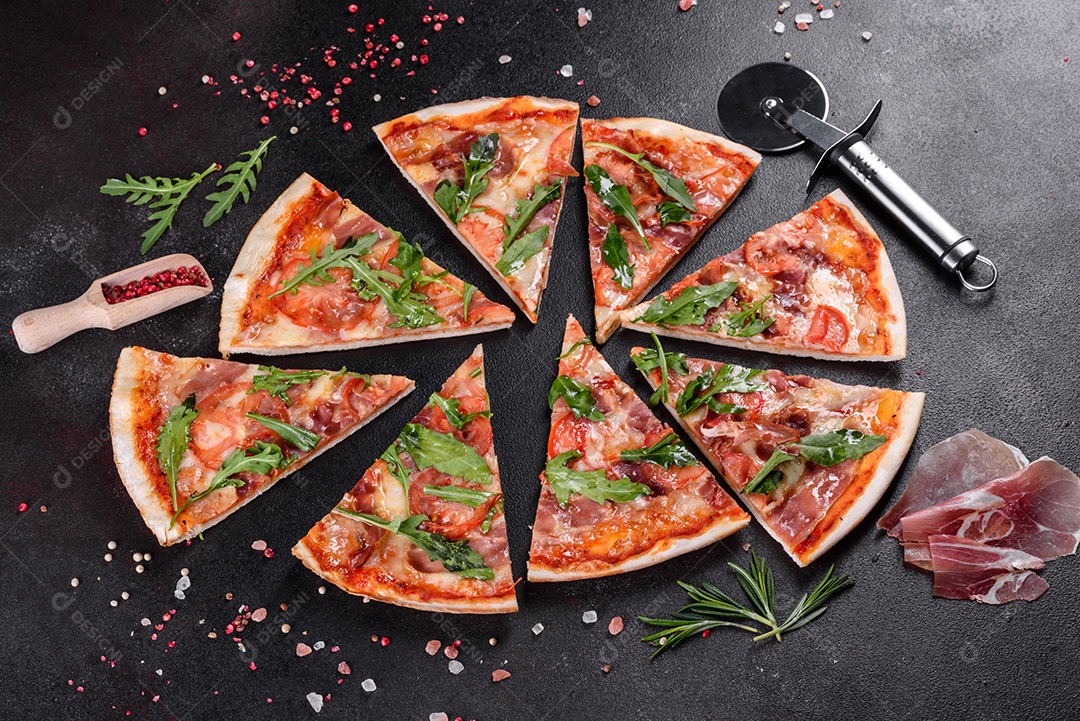 Deliciosa pizza sobre a mesa