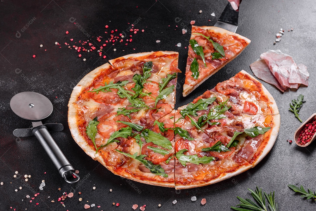 Deliciosa pizza sobre a mesa