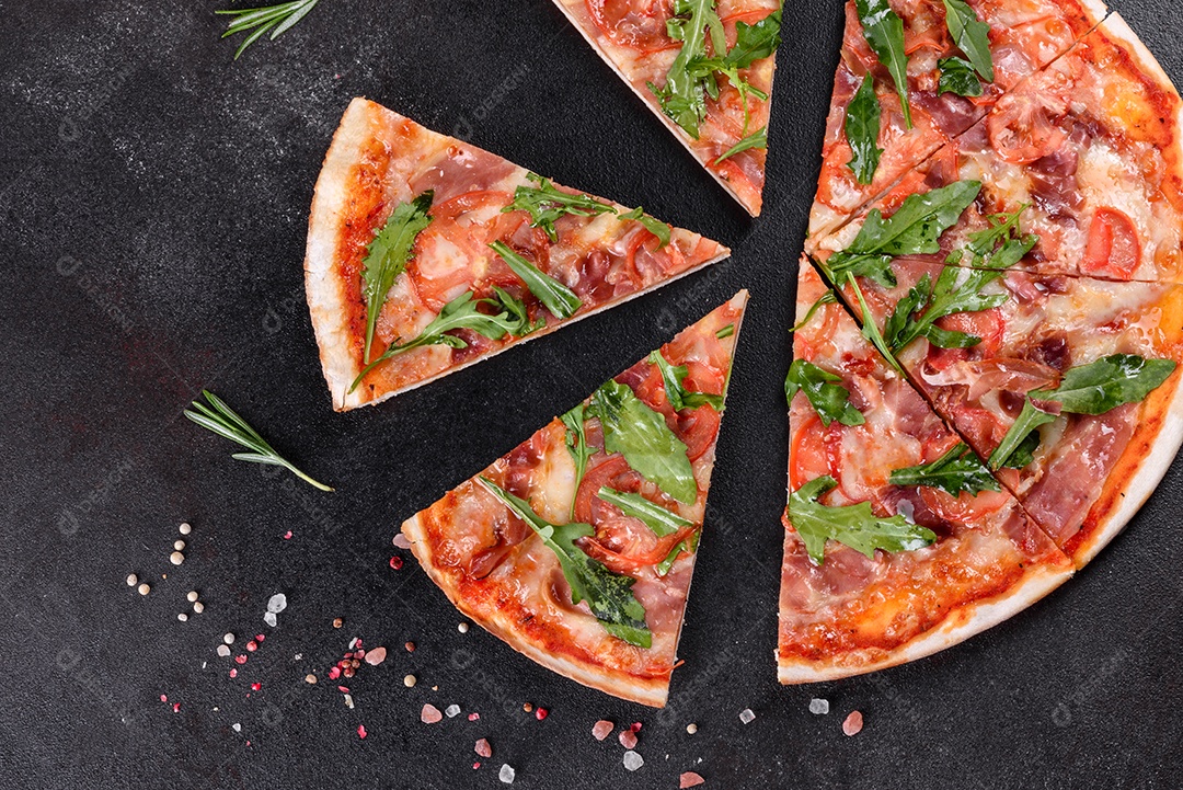 Deliciosa pizza sobre a mesa