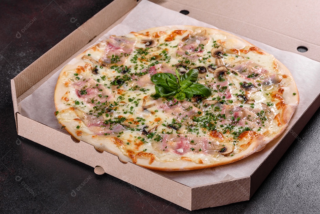Deliciosa pizza sobre a mesa