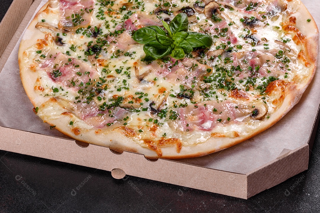 Deliciosa pizza sobre a mesa