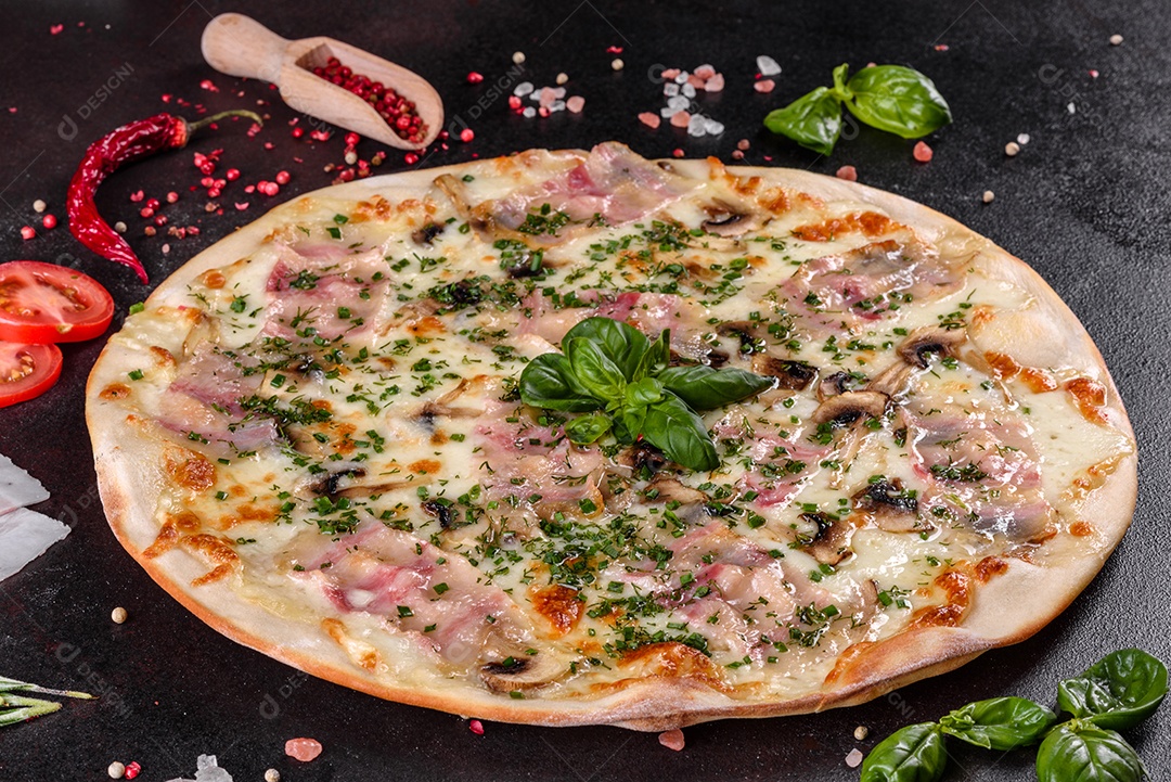 Deliciosa pizza sobre a mesa