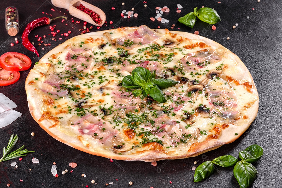 Deliciosa pizza sobre a mesa