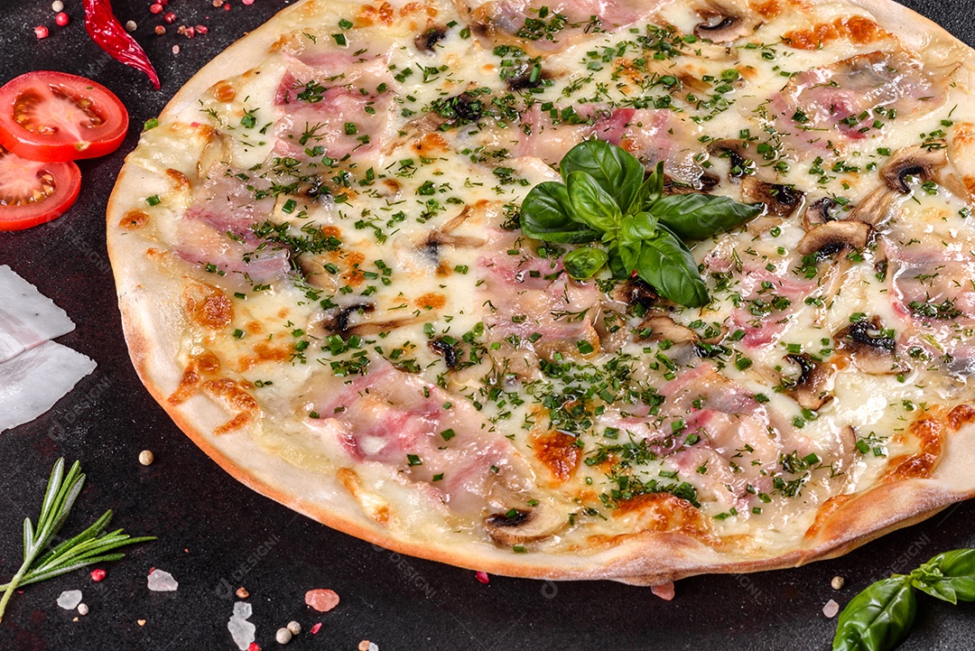Deliciosa pizza sobre a mesa