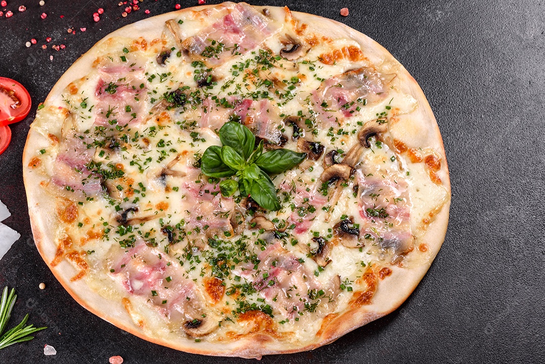 Deliciosa pizza sobre a mesa