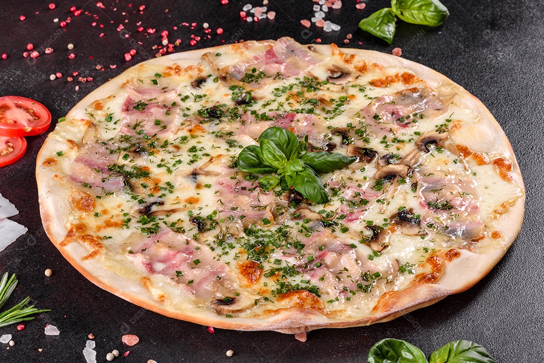 Deliciosa pizza sobre a mesa