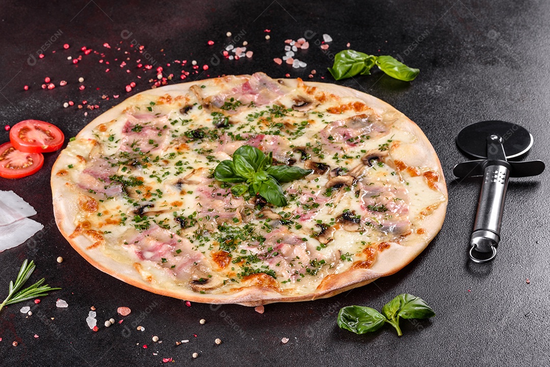 Deliciosa pizza sobre a mesa