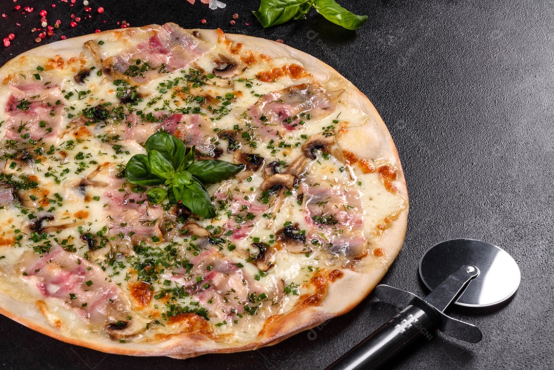 Deliciosa pizza sobre a mesa