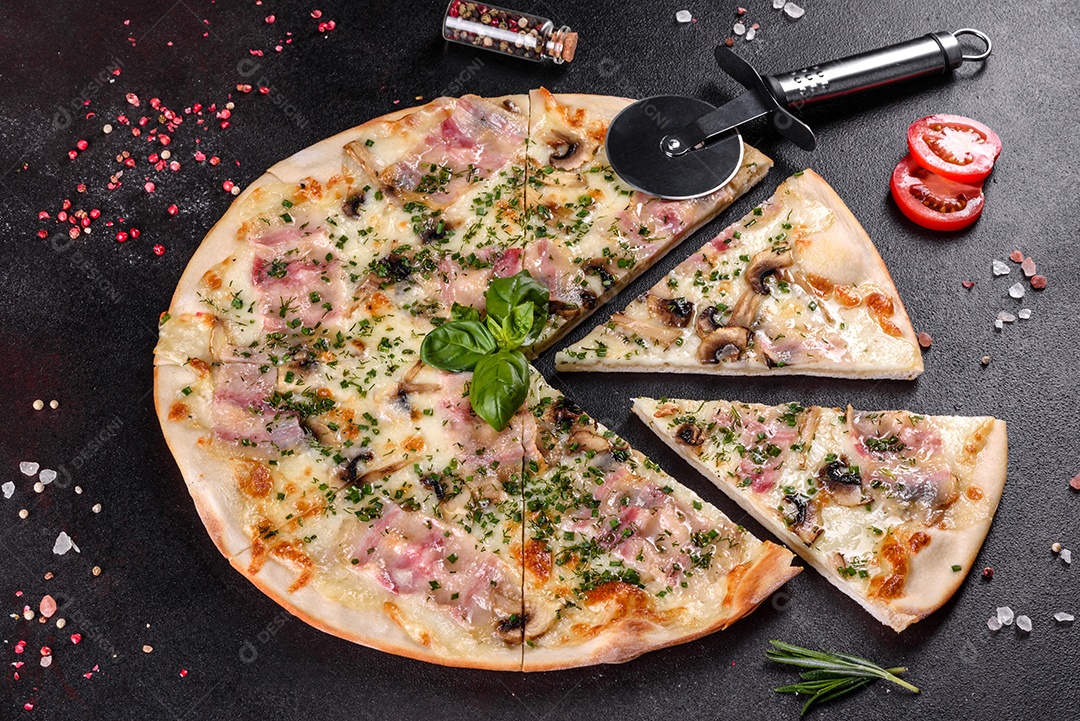 Deliciosa pizza sobre a mesa