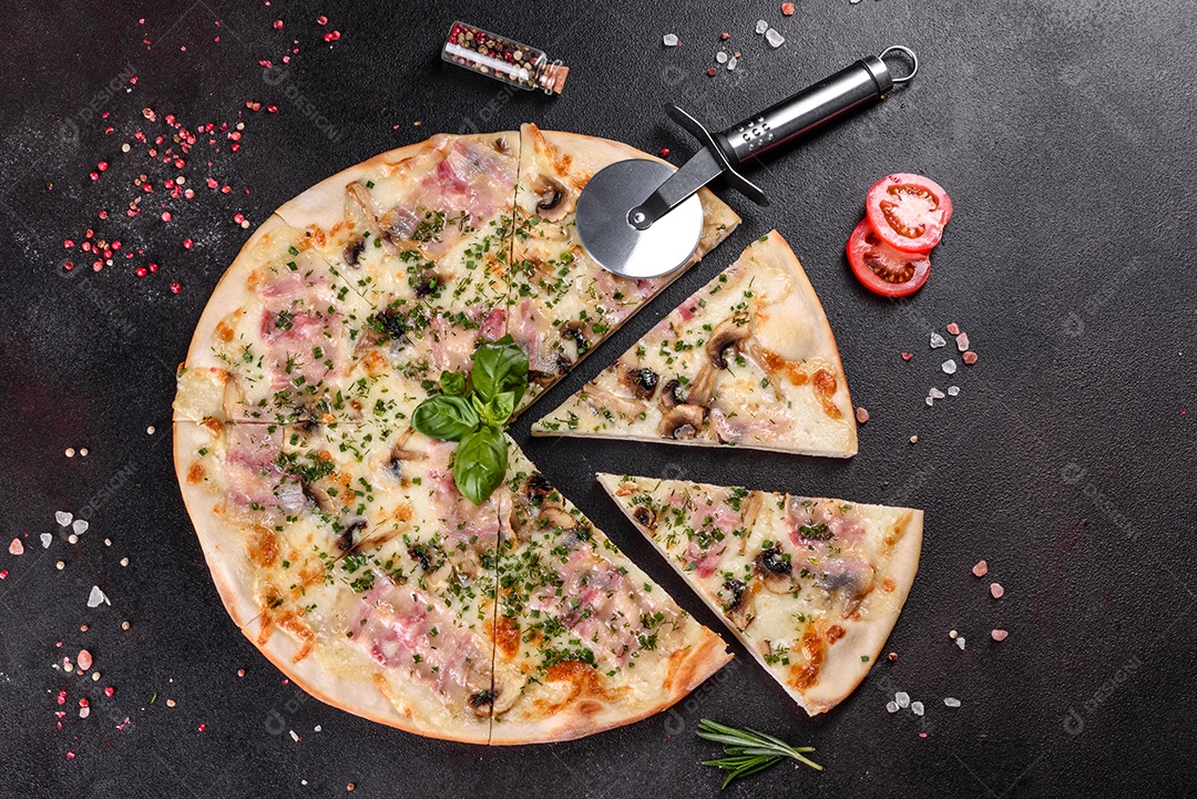 Deliciosa pizza sobre a mesa