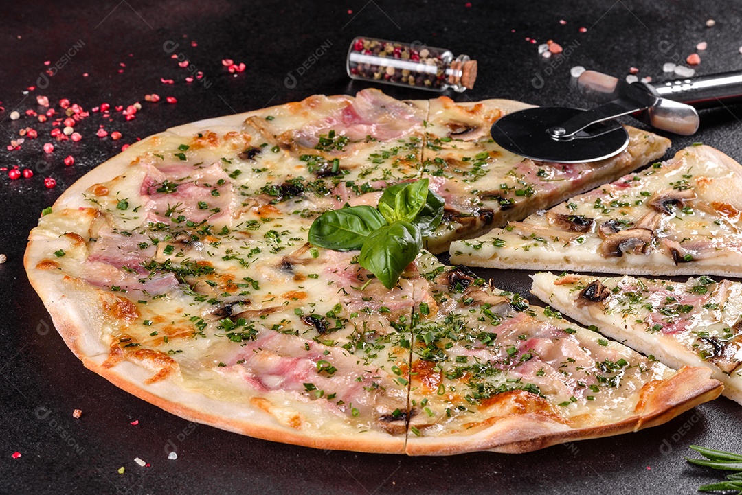 Deliciosa pizza sobre a mesa