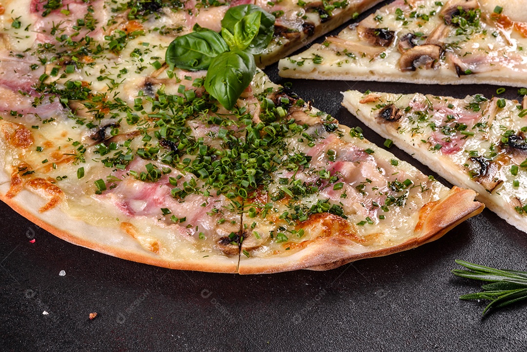 Deliciosa pizza sobre a mesa