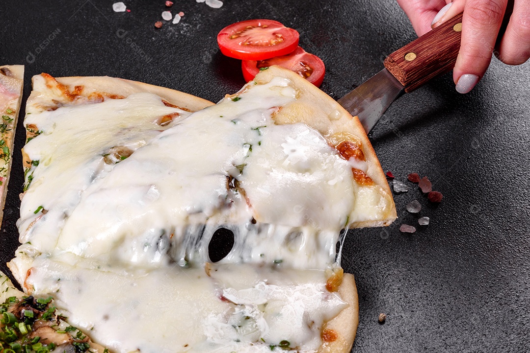 Deliciosa pizza sobre a mesa