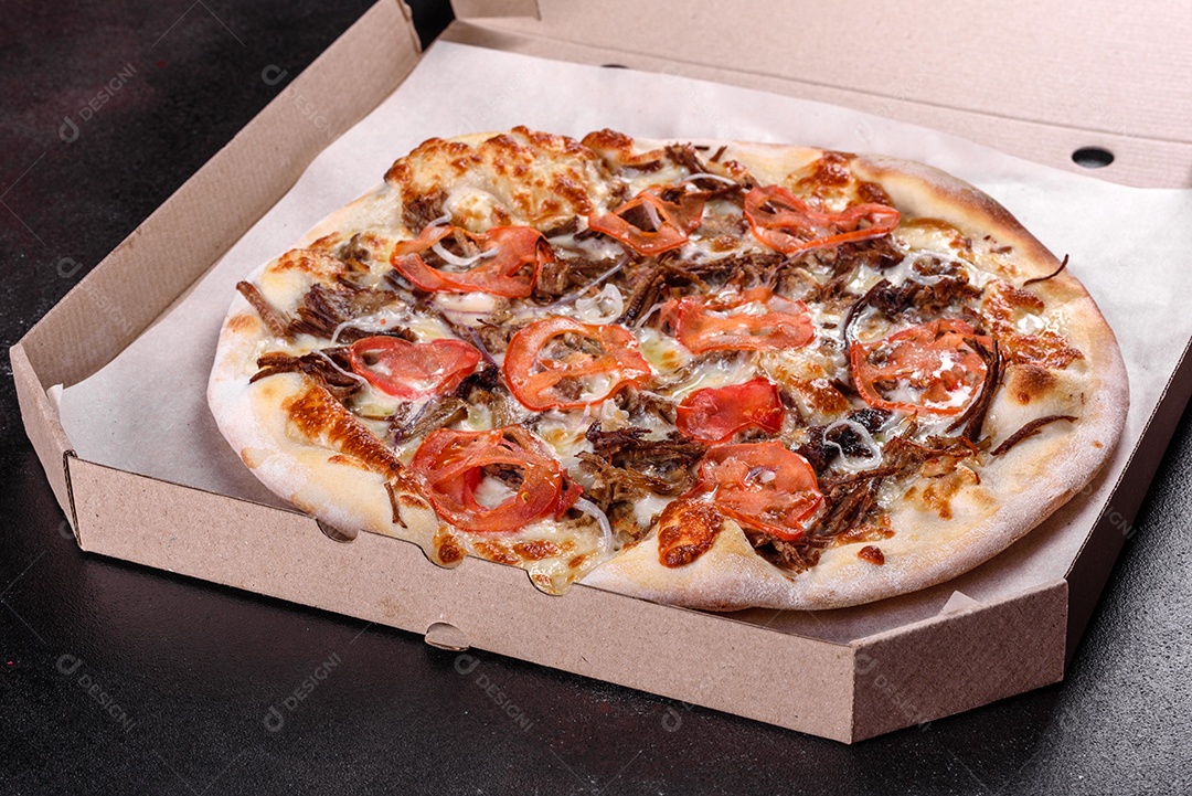 Deliciosa pizza sobre a mesa