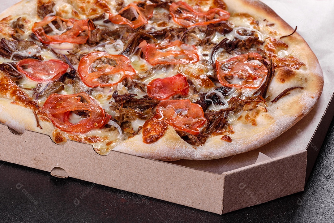 Deliciosa pizza sobre a mesa