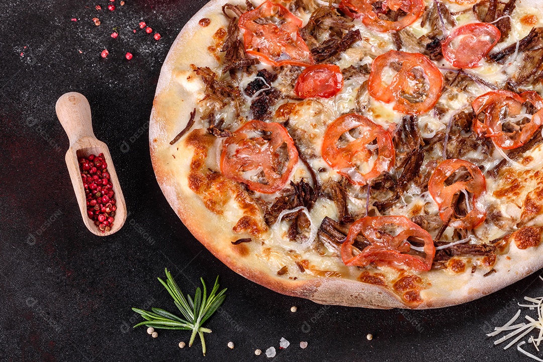 Deliciosa pizza sobre a mesa