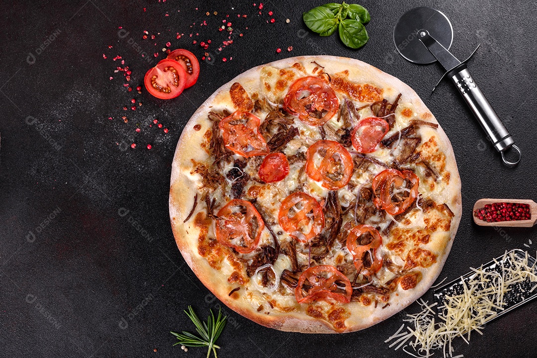 Deliciosa pizza sobre a mesa