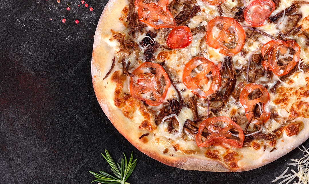 Deliciosa pizza sobre a mesa