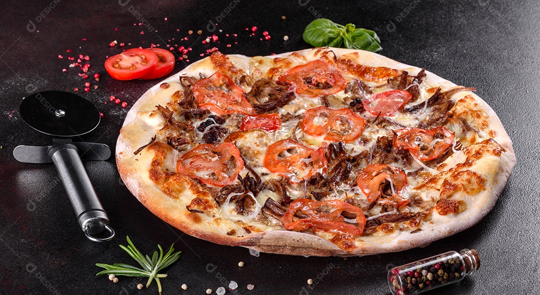 Deliciosa pizza sobre a mesa