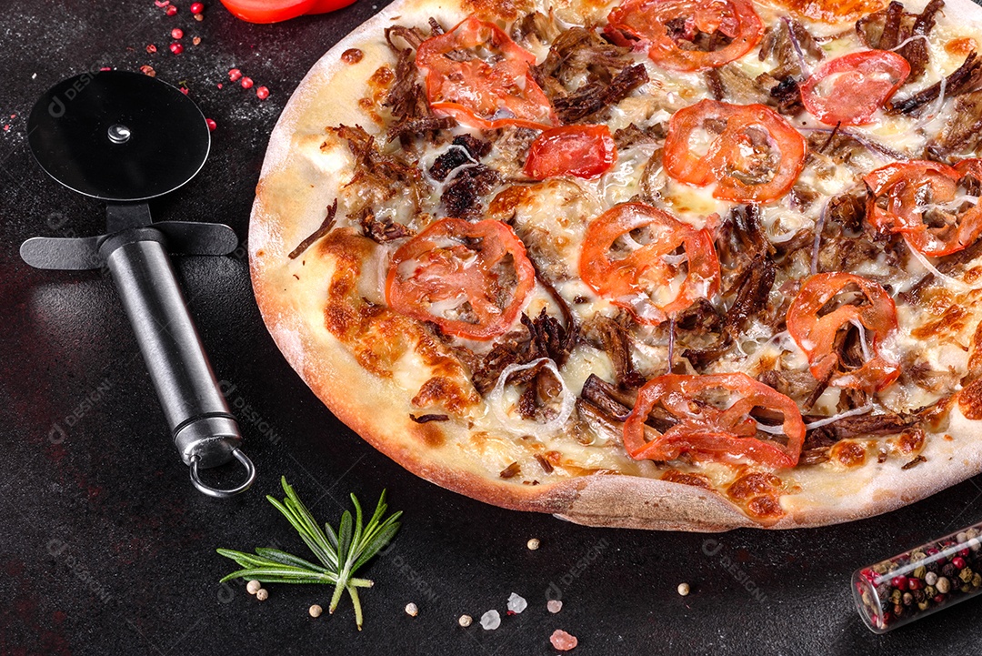 Deliciosa pizza sobre a mesa