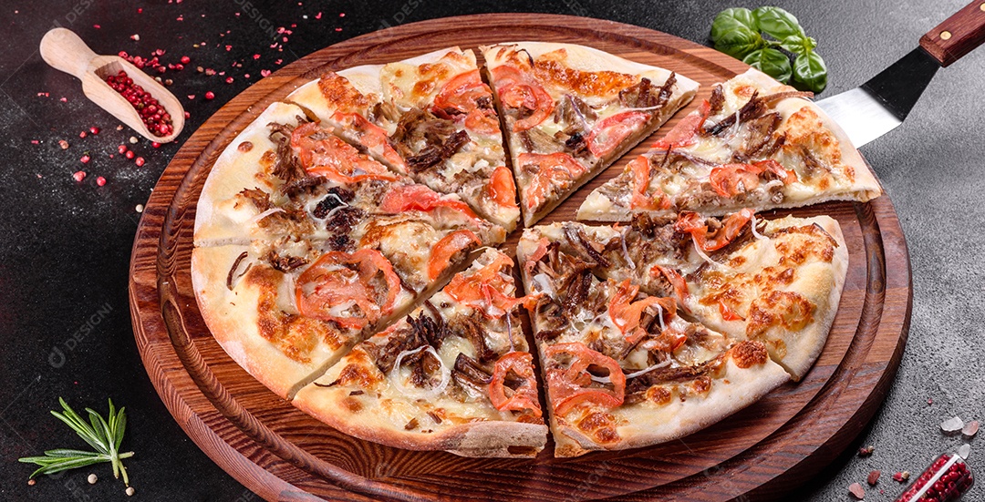 Pizza deliciosa sobre fundo isolado