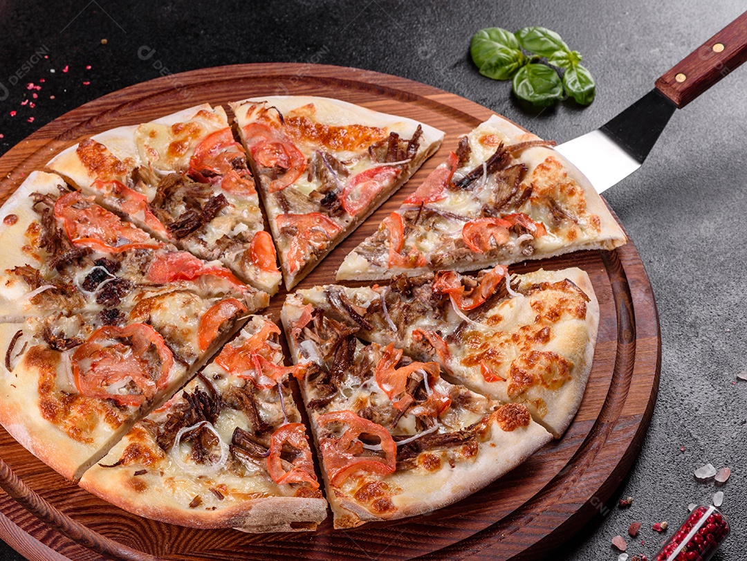 Pizza deliciosa sobre fundo isolado