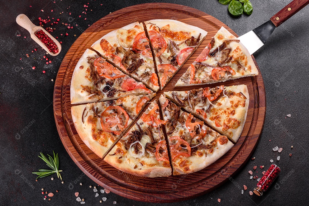 Pizza deliciosa sobre fundo isolado