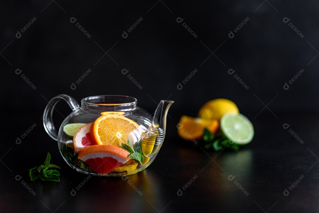 Chá de frutas quentes com limão, hortelã, laranja, limão e toranja