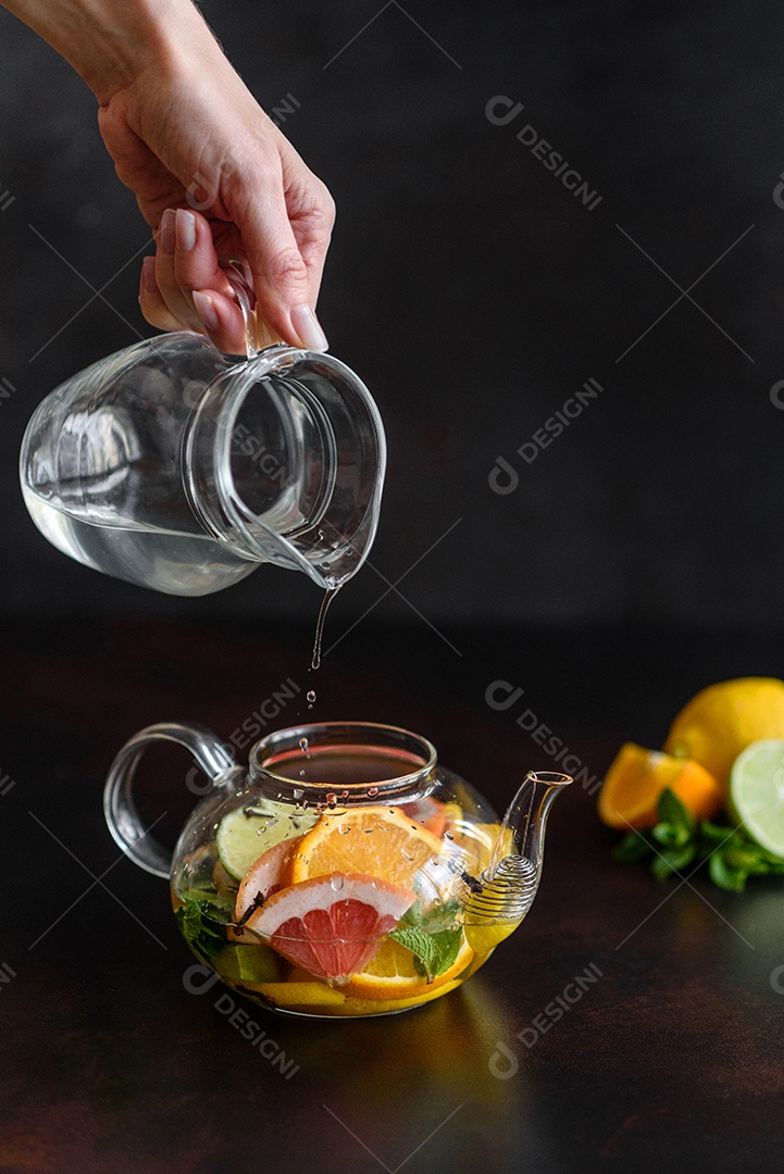 Chá de frutas quentes com limão, hortelã, laranja, limão e toranja