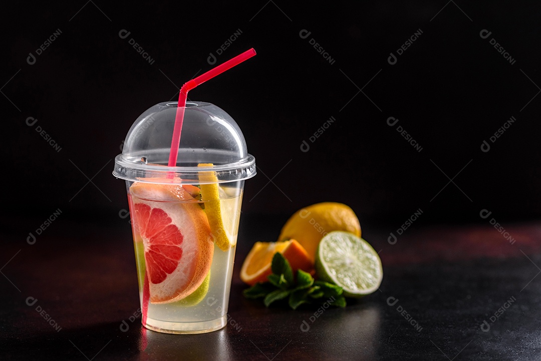 Chá de frutas quentes com limão, hortelã, laranja, limão e toranja